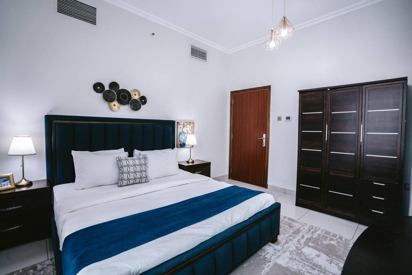 Wake Up To Sea Views In A Blue Lush Home On 51St Dubai Buitenkant foto