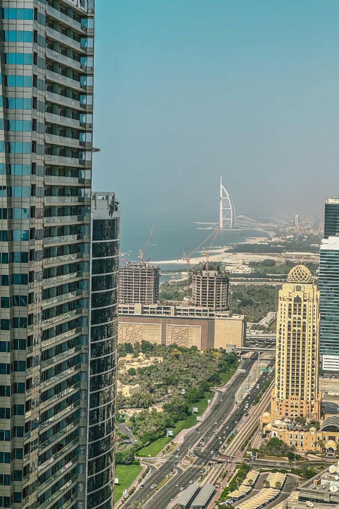 Wake Up To Sea Views In A Blue Lush Home On 51St Dubai Buitenkant foto